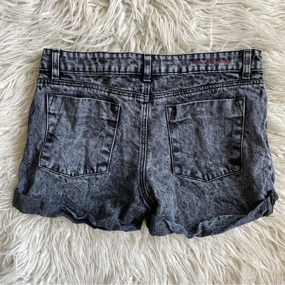 Alice and Olivia Justeen Acid Wash Black Denim High Rise Cuff Jean Shorts EUC 30 - Picture 4 of 9